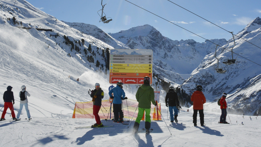 Ski slope guidance system with Almdudler advertising strip at Ski Arlberg, St. Anton