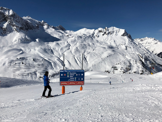 Height-adjustable ski slope guidance system with Almdudler advertising strip at Ski Arlberg, Zürs