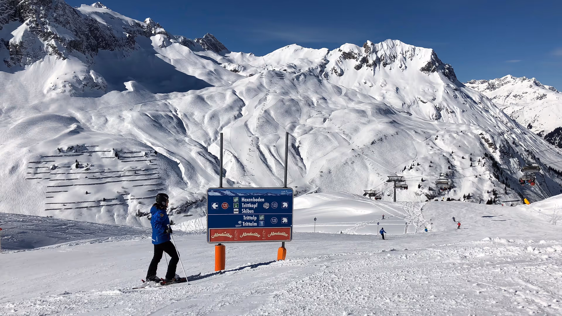 höhenverstellbares Pistenleitsystem mit Almdudler-Werbeleiste am Ski Arlberg, Zürs