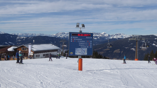 Ski slope guidance system with LED ticker and panoramic map in the Altenmarkt-Zauchensee ski area