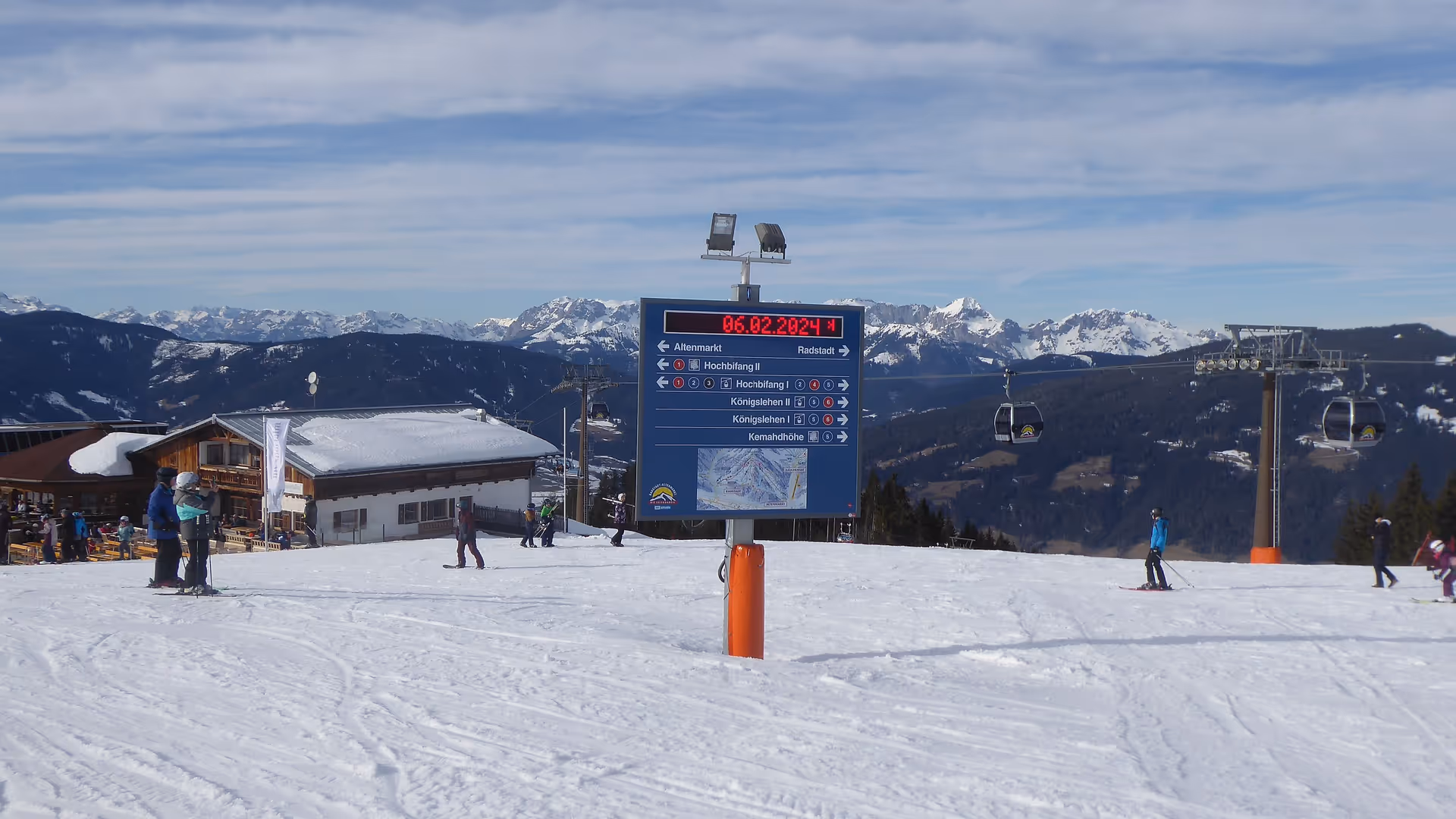 Ski slope guidance system with LED ticker and panoramic map in the Altenmarkt-Zauchensee ski area