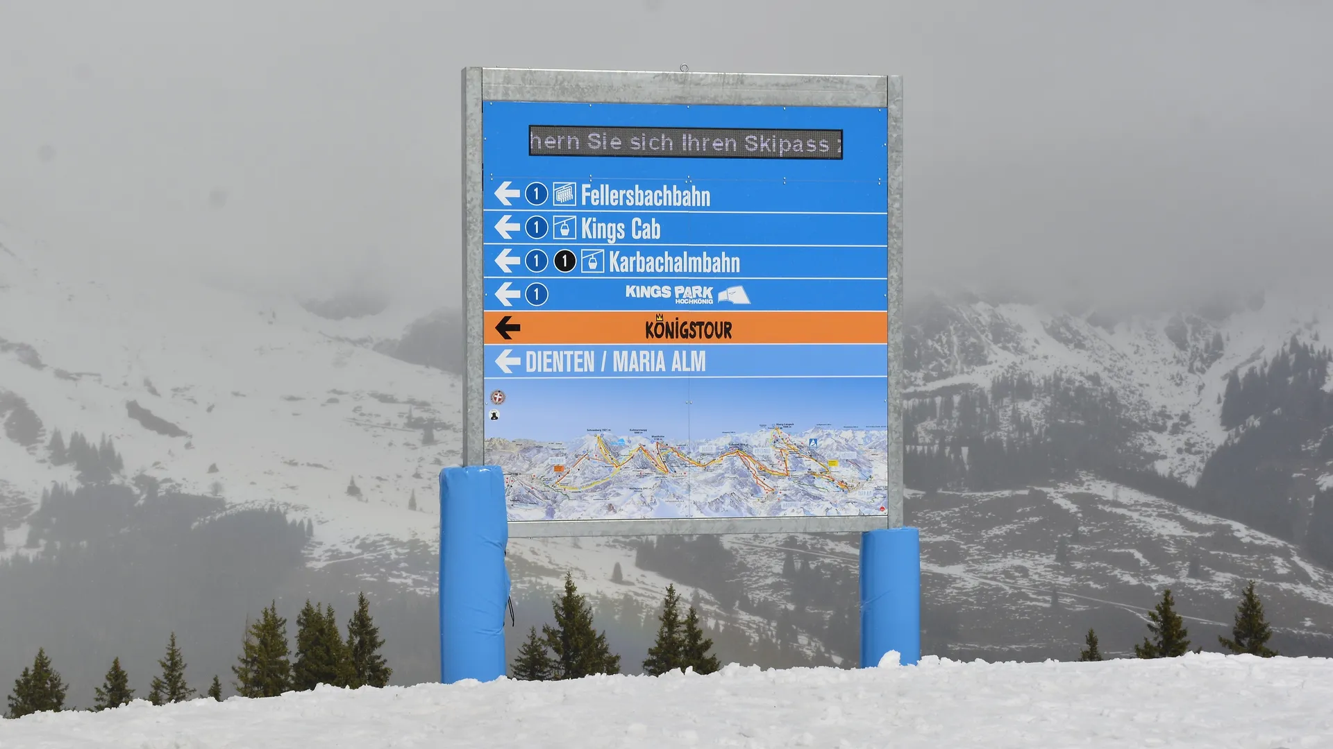 Pistenleitsystem mit LED-Laufschrift und Winterpanoramakarte im Skigebiet Hochkönig, Mühlbach