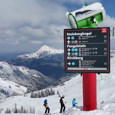 Analog ski slope guidance system board in KitzSki design