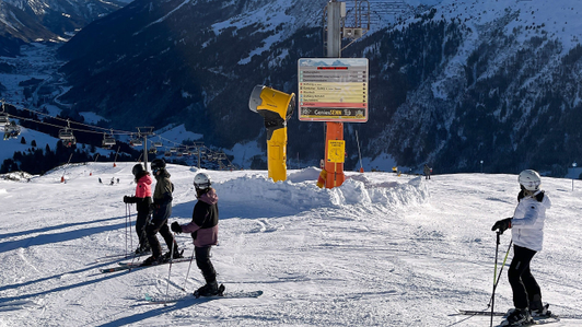 Werbeleiste mit Sennhütten-Sujet auf einem Pistenleitsystem im Skigebiet St. Anton am Arlberg