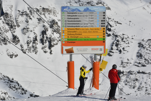 Pistenleitsystem mit stoov-Sujet am Ski Arlberg, St. Anton