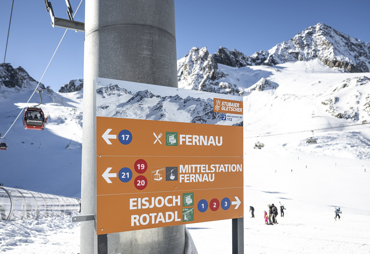 Pistenleitsystem im CD der Stubaier Gletscherbahnen an der Gamsgarten Bergstation im Skigebiet Stubaíer Gletscher, Neustift im Stubaital