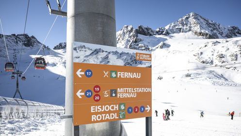 Pistenleitsystem im CD der Stubaier Gletscherbahnen an der Gamsgarten Bergstation im Skigebiet Stubaíer Gletscher, Neustift im Stubaital