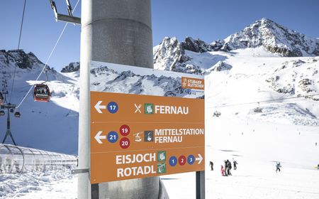 Pistenleitsystem im CD der Stubaier Gletscherbahnen an der Gamsgarten Bergstation im Skigebiet Stubaíer Gletscher, Neustift im Stubaital