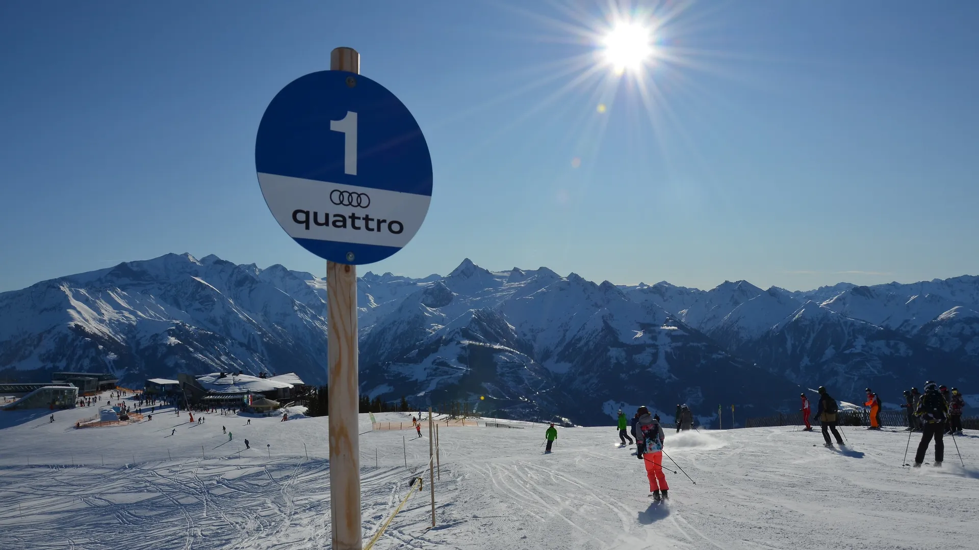 Pistenmarkierung für blaue Piste mit Audi-Sujet im Skigebiet Schmitten-Zell am See