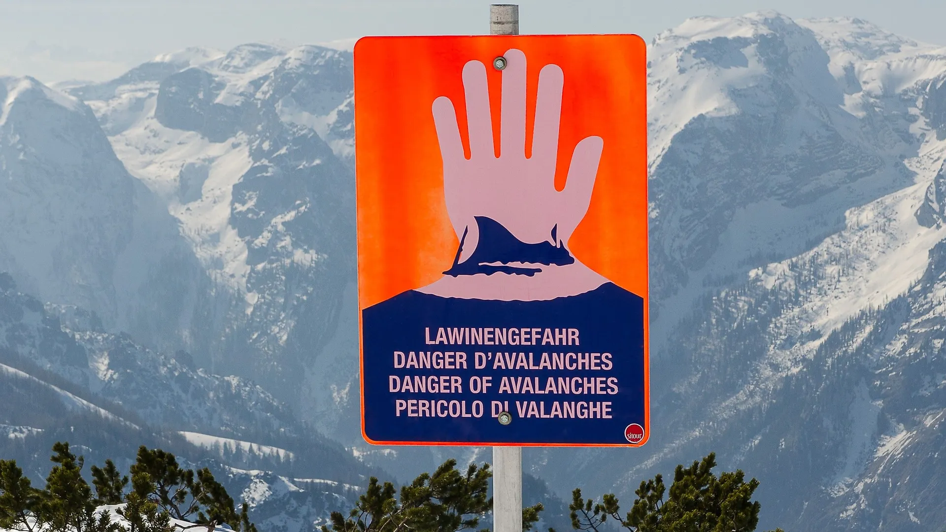 "Avalanche danger" warning sign in the Hinterstoder-Wurzeralm ski area, Hinterstoder