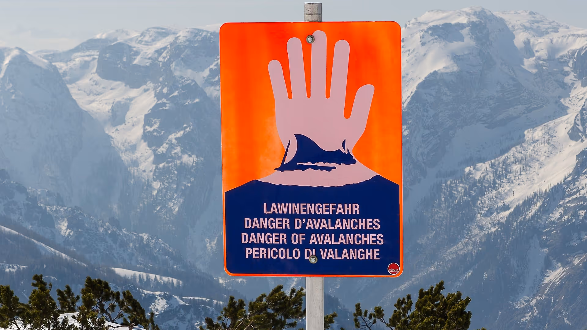 Warnschild "Lawinengefahr" im Skigebiet Hinterstoder-Wurzeralm, Hinterstoder