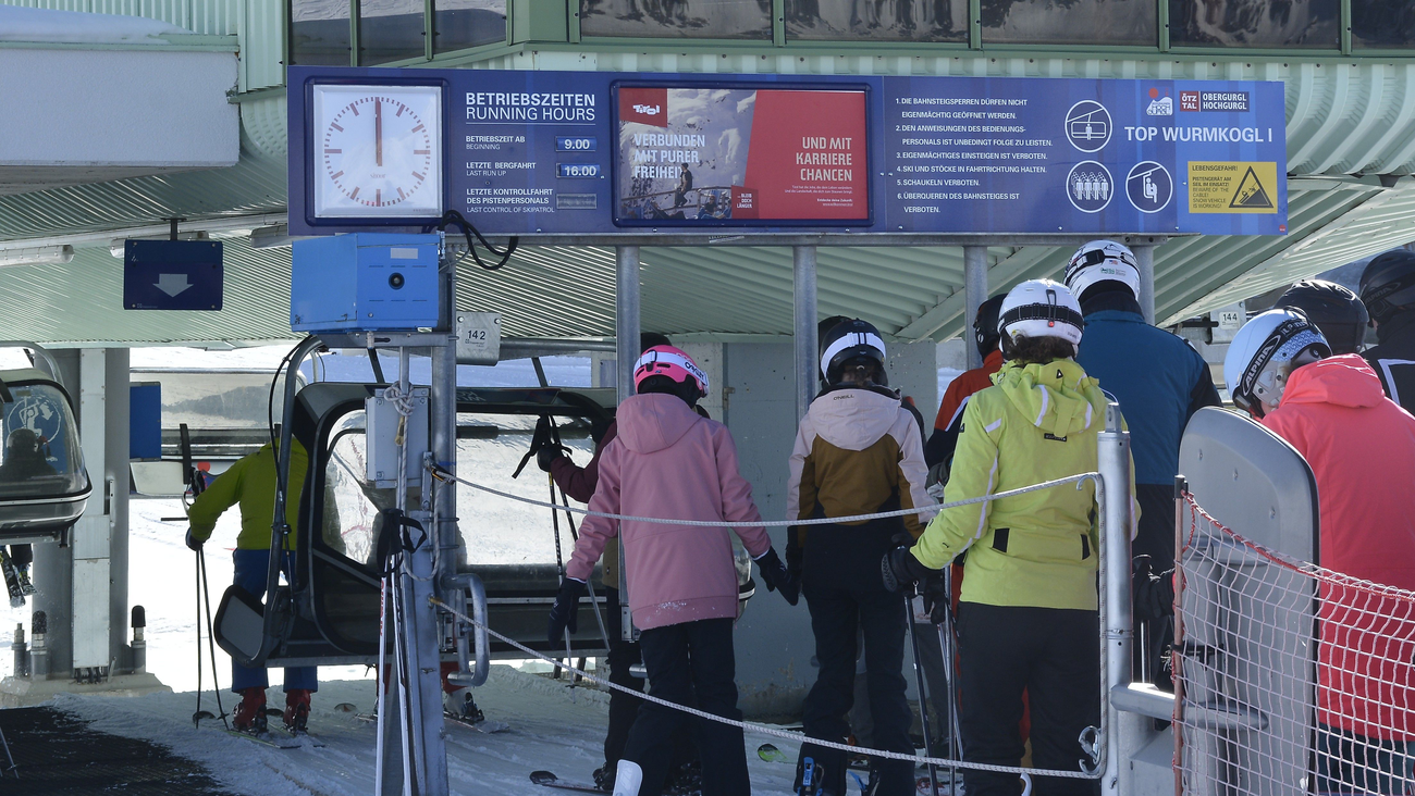 Zugangsportal als Uhrentafel mit Tirol Werbung-Sujet im Skigebiet Hochgurgl