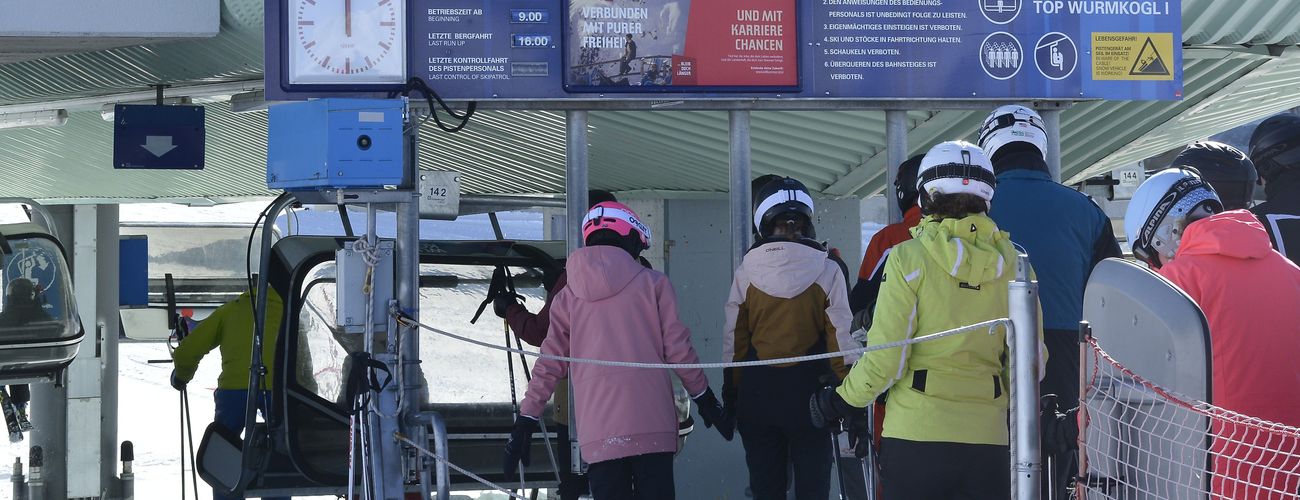Zugangsportal als Uhrentafel mit Tirol Werbung-Sujet im Skigebiet Hochgurgl